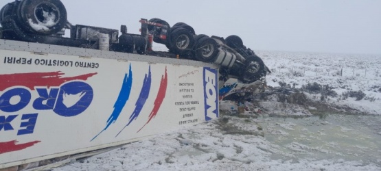 Un camionero resultó herido tras volcar en la Ruta N°3