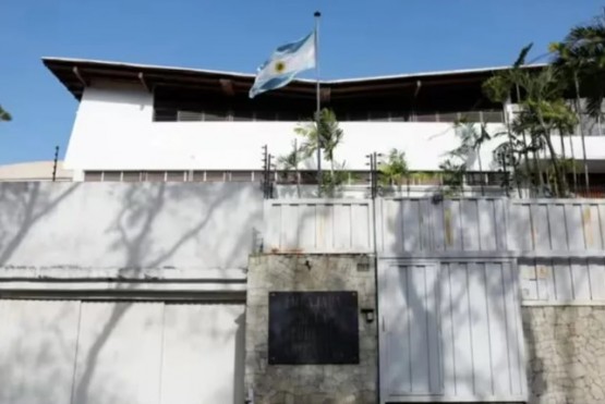 La Bandera Argentina volvió a flamear en la embajada en Caracas