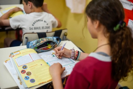 Los estudiantes de primaria y secundaria no podrán usar los celulares en aulas porteñas