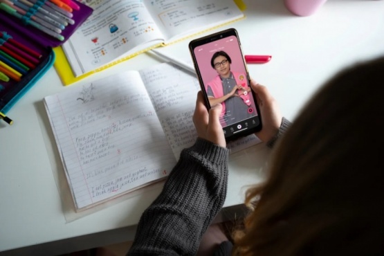 Celulares en las escuelas de CABA: la letra chica de la prohibición