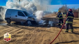 Bomberos sofocan incendio en un utilitario