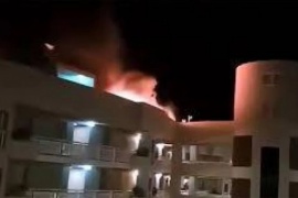 Un helicóptero cayó sobre el techo de un hotel y evacuaron a los huéspedes