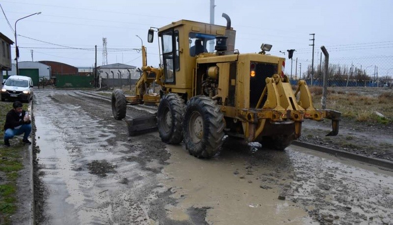 Municipio realiza trabajos de contención para evitar el avance del agua en los domicilios