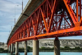 Tránsito habilitado por el puente sobre el río Santa Cruz