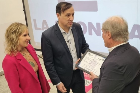 El intendente de Río Gallegos, Pablo Grasso, concretó la entrega de la habilitación comercial de la nueva sucursal de La Anónima a Federico Braun. (JCC)