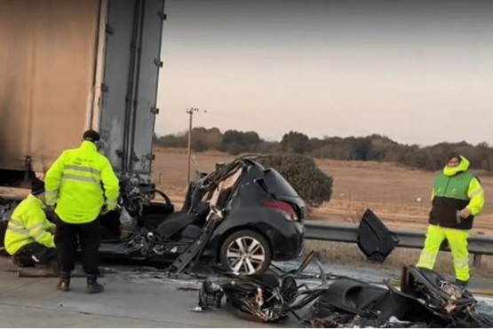 Accidente fatal en la autopista Rosario-Córdoba: un auto se incrustó debajo de un camión