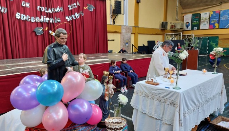 Misa abierta en el Colegio Salesiano. (CG)