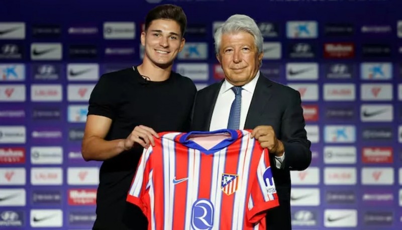 Julián Álvarez junto al presidente del Atlético de Madrid, Enrique Cerezo. Fotografía: EFE/ Mariscal / MARISCAL