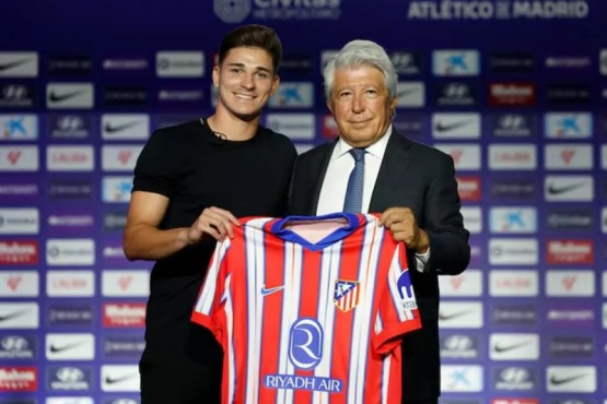 Julián Álvarez junto al presidente del Atlético de Madrid, Enrique Cerezo. Fotografía: EFE/ Mariscal / MARISCAL