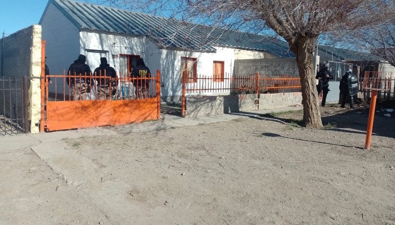 Detienen a un hombre y secuestran drogas en allanamiento 