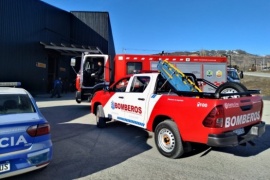 Bomberos rescatan a un hombre de un camión recolector de residuos