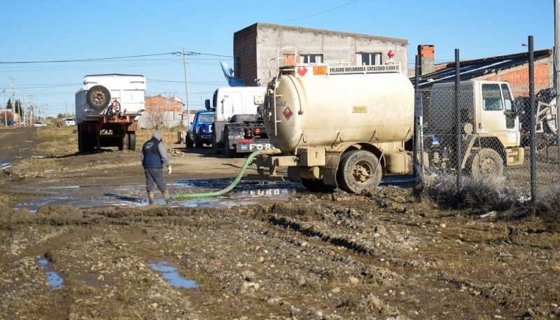 Camiones “chupa” trabajaron desde temprano en la extracción de agua.