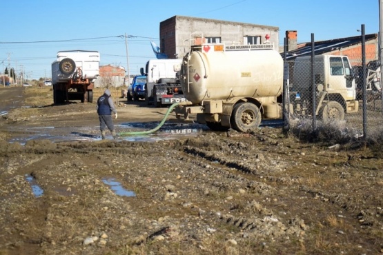 Camiones “chupa” trabajaron desde temprano en la extracción de agua.