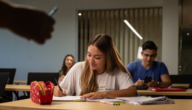 La asociación entre Pan American Energy, el ITBA, el Ministerio de Educación de Chubut y el Consejo Provincial de Educación de Santa Cruz data del año 2004 y busca acompañar a mujeres impulsoras del desarrollo energético de la región y de esta forma seguir impulsando su rol en la industria.