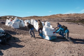 Limpieza en Isla Leones y Caleta San Roque del Parque Marino Costero Patagonia Austral