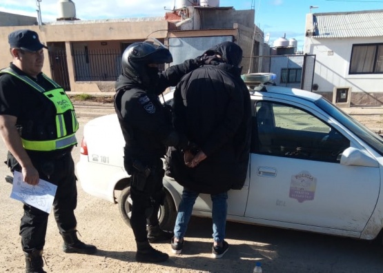 Detienen a un sujeto armado que amenazó a vecinos y policías