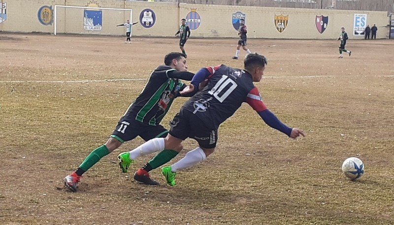 El partido fue más luchado que bien jugado. (Foto: Ahora Calafate)