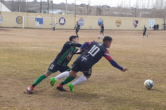 El partido fue más luchado que bien jugado. (Foto: Ahora Calafate)