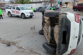 Choque, vuelco y fuga en el Barrio Güemes