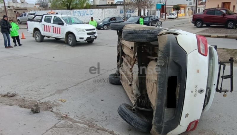 Choque, vuelco y fuga en el Barrio Güemes 