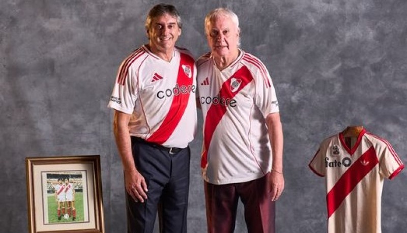 Alonso y Francescoli posan con la nueva remera de River que homenajea a la de 1986. Foto: @RiverPlate