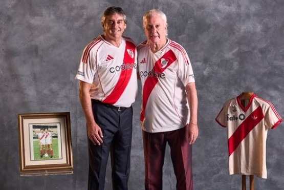 Alonso y Francescoli posan con la nueva remera de River que homenajea a la de 1986. Foto: @RiverPlate