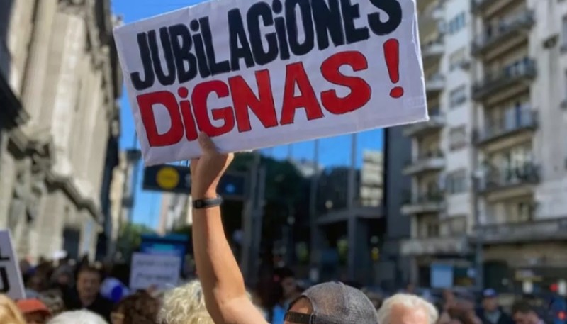 Reprimieron a jubilados en la manifestación contra el veto de Javier Milei a la movilidad