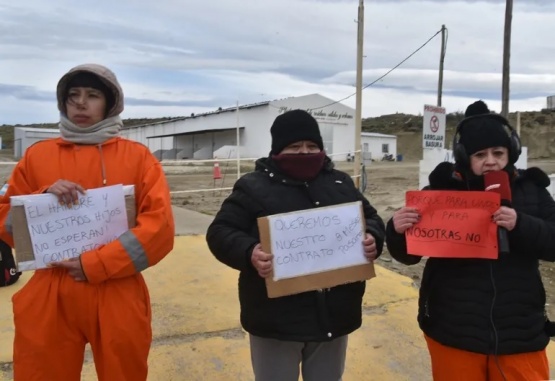 Trece mujeres reclaman reincorporación laboral al intendente