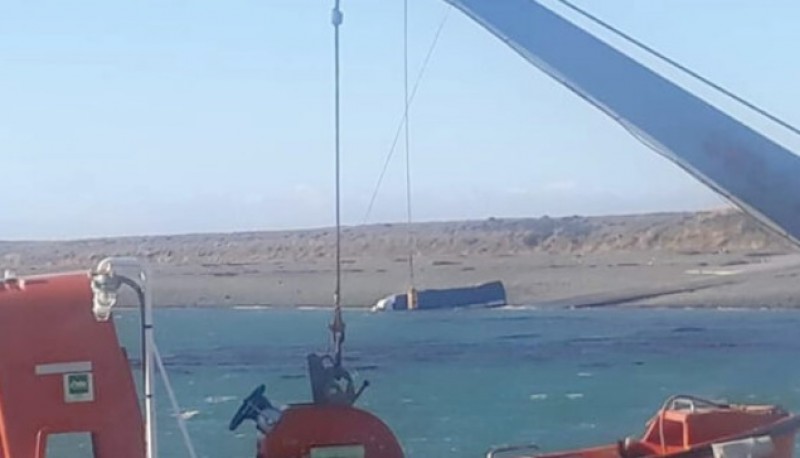 Camión argentino cae con carga al estrecho de Magallanes en Bahía Azul