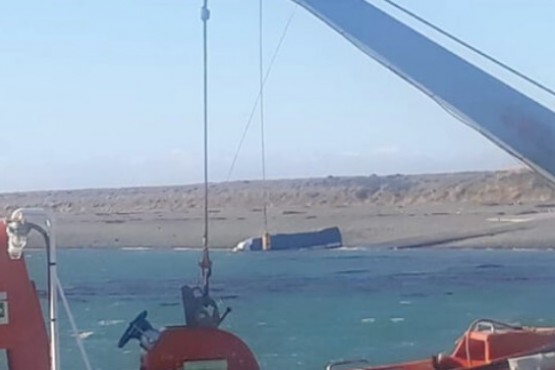 Camión argentino cae con carga al estrecho de Magallanes en Bahía Azul