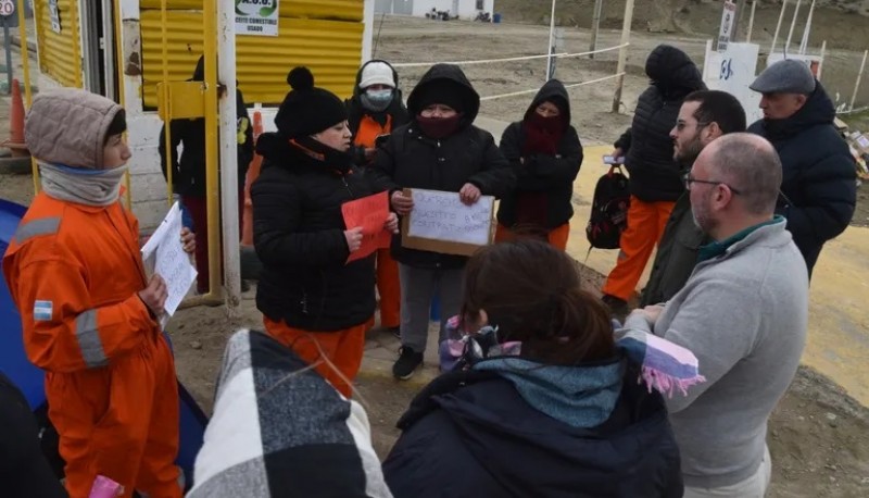 · Ex trabajadoras municipales bloquearon acceso al basural de Caleta Olivia. (El Patagónico)