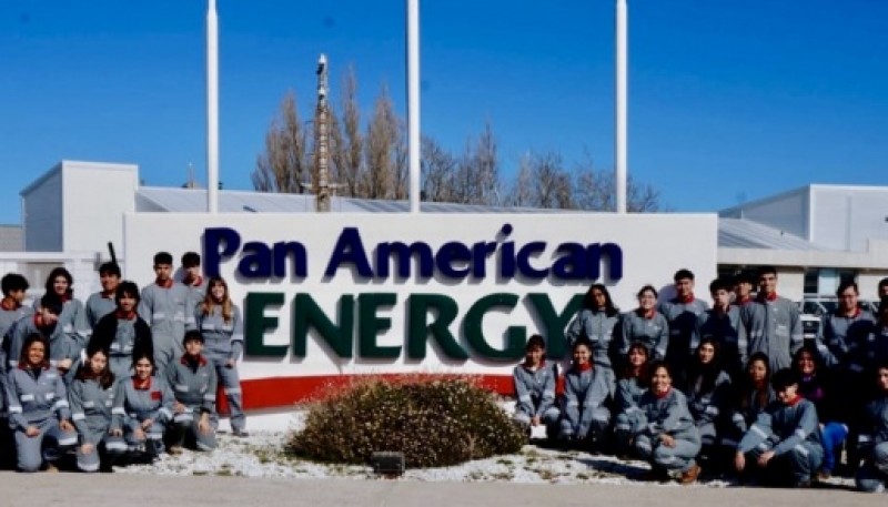 Como parte del Programa de prácticas profesionalizantes que Pan American Energy (PAE) junto a Fundación Construyamos implementa en Comodoro Rivadavia, estudiantes y docentes de escuelas técnicas de la ciudad visitaron Cerro Dragón.