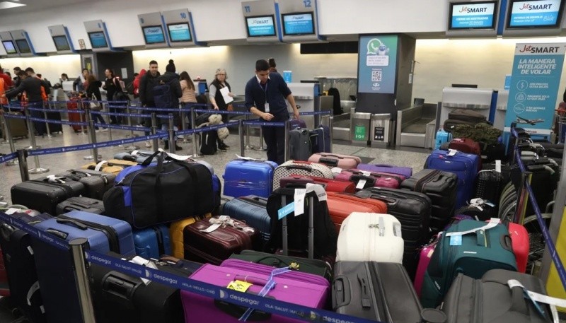 Los gremios APLA (Asociación de Pilotos de Líneas Aéreas) y los trabajadores de la Asociación del Personal Aeronáutico (APA) volverán a concretar mañana medidas de fuerza en Aeroparque. Fotografía: Agencia Noticias Argentinas/Daniel Vides.