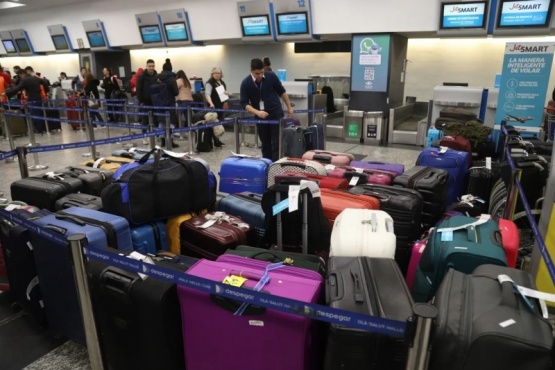 Los gremios APLA (Asociación de Pilotos de Líneas Aéreas) y los trabajadores de la Asociación del Personal Aeronáutico (APA) volverán a concretar mañana medidas de fuerza en Aeroparque. Fotografía: Agencia Noticias Argentinas/Daniel Vides.