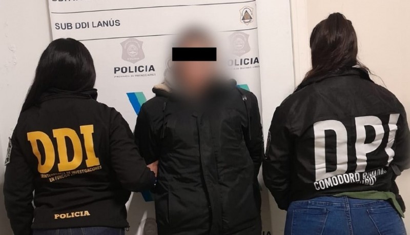 Detienen a una mujer y secuestran documentación relacionada con estafas en Comodoro Rivadavia.