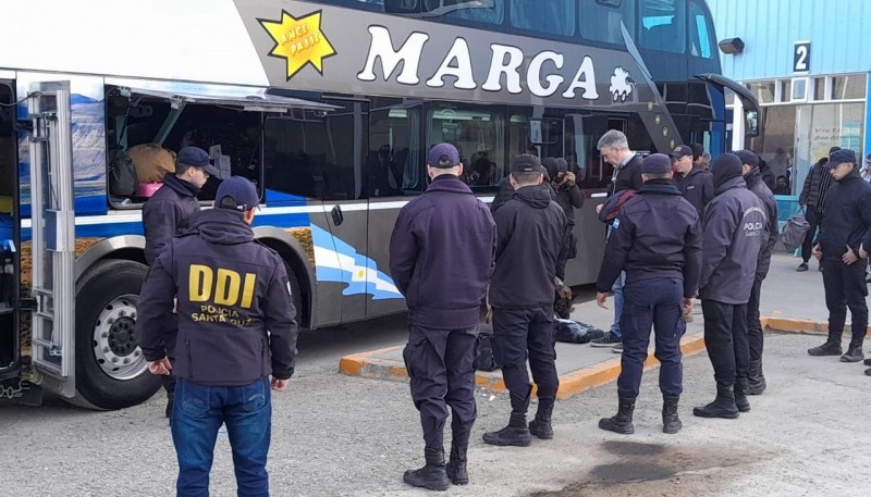 Operativo de seguridad en la términal de ómnibus 