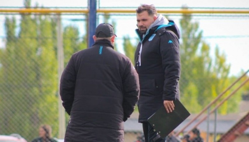 Bajo las órdenes de los profesores Nicolas Gómez, Maximiliano Larralde y Eduardo Martínez entrena el selectivo local de fútbol para los Juegos de la Araucanía.