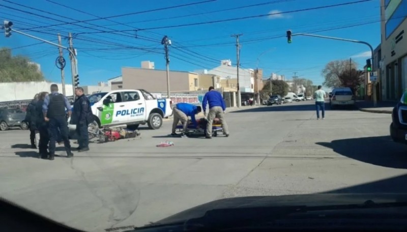 La mujer mayor es quien resultó más golpeada en la caída. Foto Taxistas en Movimiento - NoticiasNet