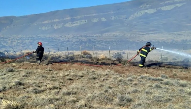 El corte de un cable originó un incendio de pastizal