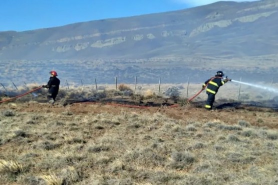 El corte de un cable originó un incendio de pastizal