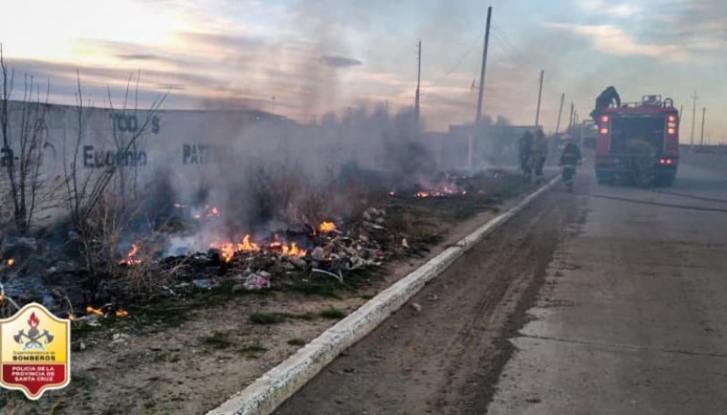 Bomberos sofocaron incendio sobre residuos 