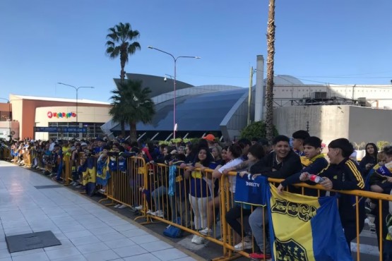 Ante cientos de hinchas, Boca arribó a Mendoza para el duelo ante Talleres