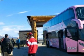 Encuentran una caja con droga en un colectivo