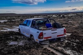 Bomberos rescataron a trabajadores atrapados en el barro