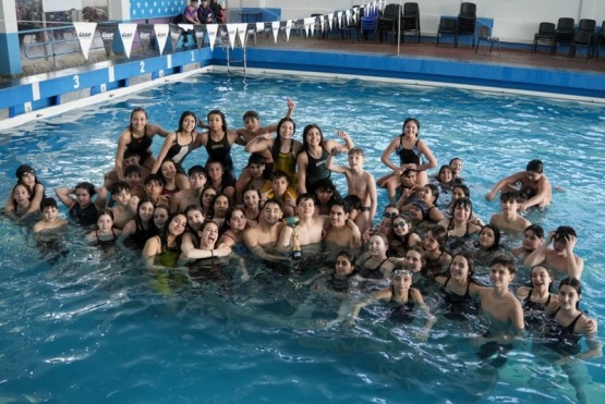 Hispano Americano campeón del Torneo Hispanista de Natación.