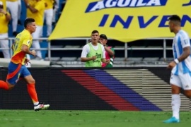 Con un polémico penal Argentina cayó 2 a 1 ante Colombia