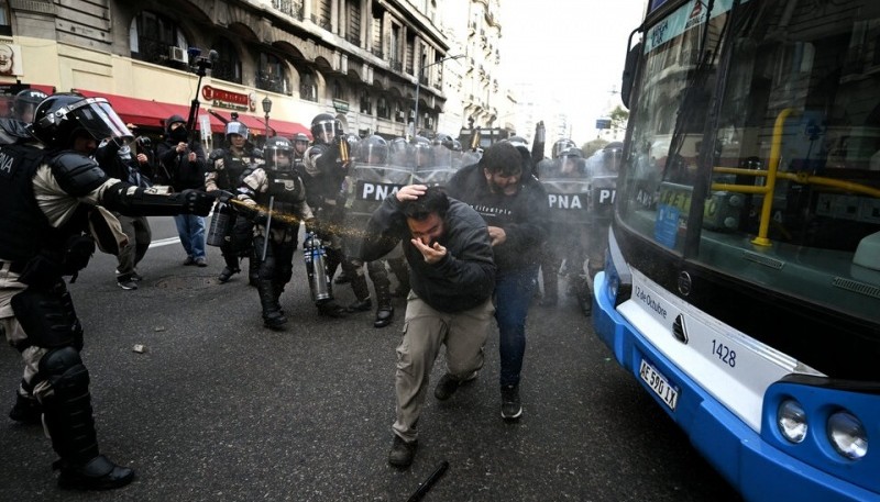 Tensión e incidentes frente al Congreso tras la confirmación del veto de Milei a la ley de movilidad jubilatoria