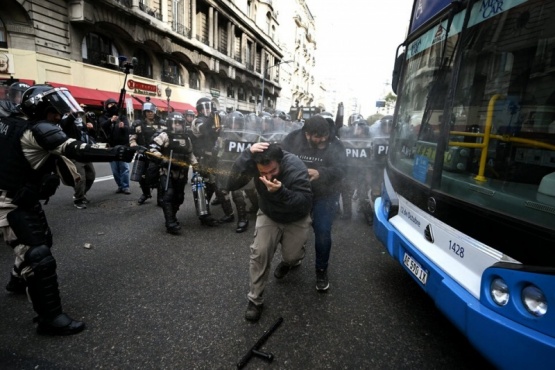 Tensión e incidentes frente al Congreso tras la confirmación del veto de Milei a la ley de movilidad jubilatoria