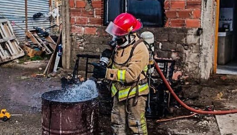 Bomberos sofocaron incendio sobre residuos 