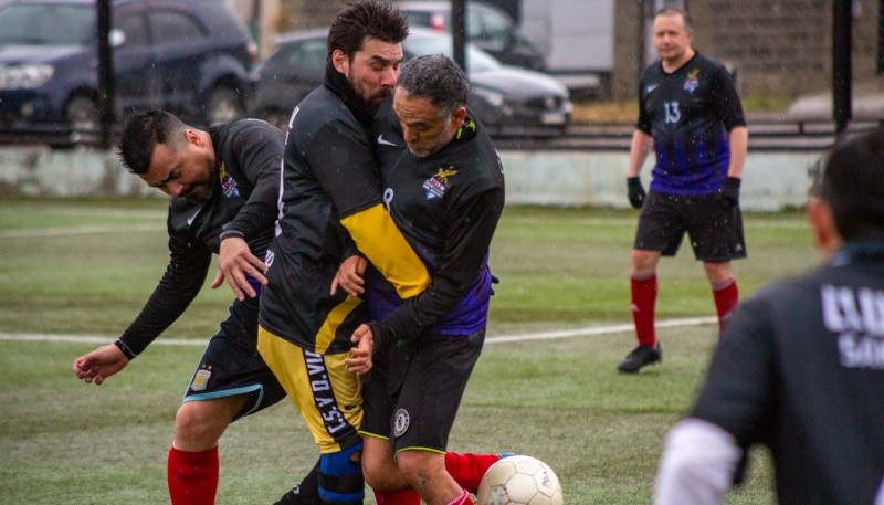 Los Seniors y los Súper están listos para salir a la cancha. 